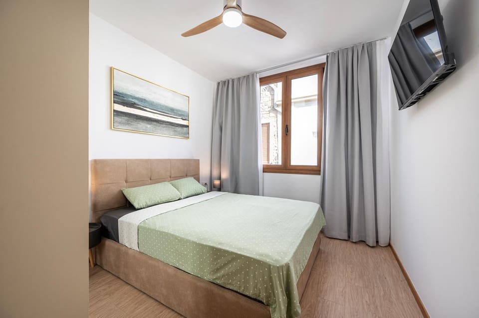 Bed, TV and multimedia, Bedroom