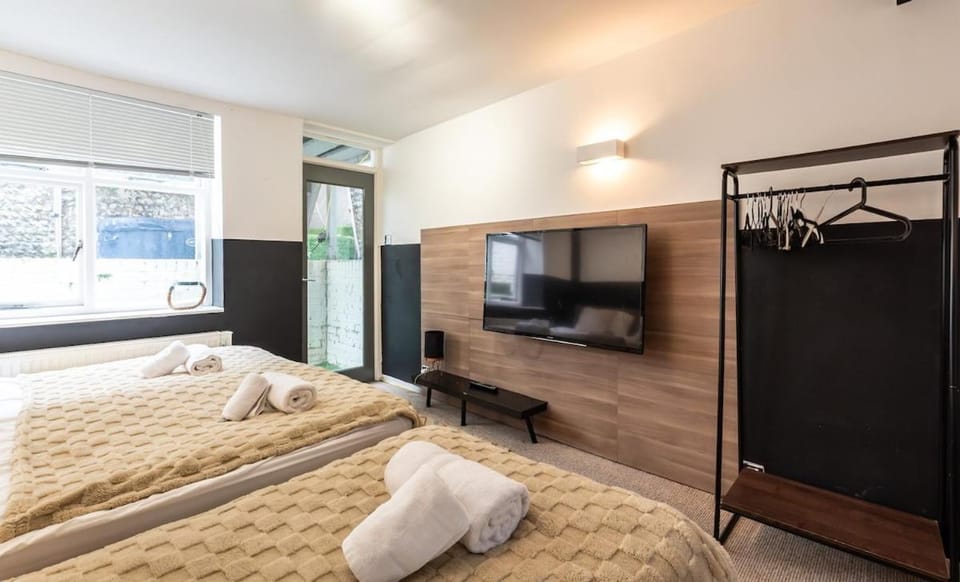 Open Mind Property-16 Guests with Garden & Hot tub House in Brighton