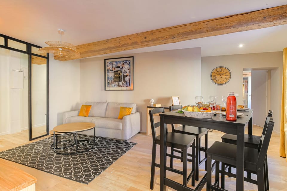 Communal lounge/ TV room, Living room, Seating area