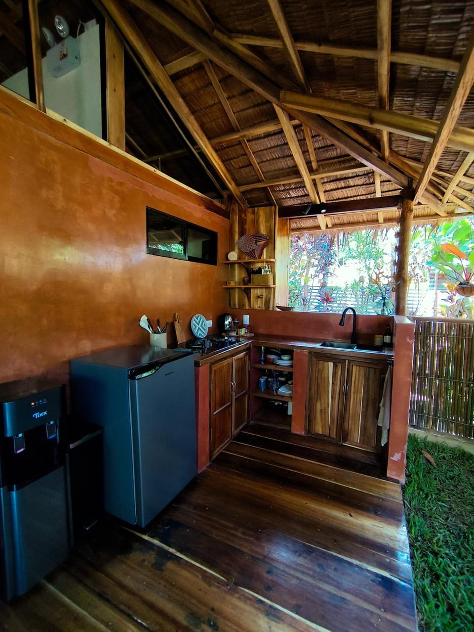 Coffee/tea facilities, Kitchen or kitchenette, stove