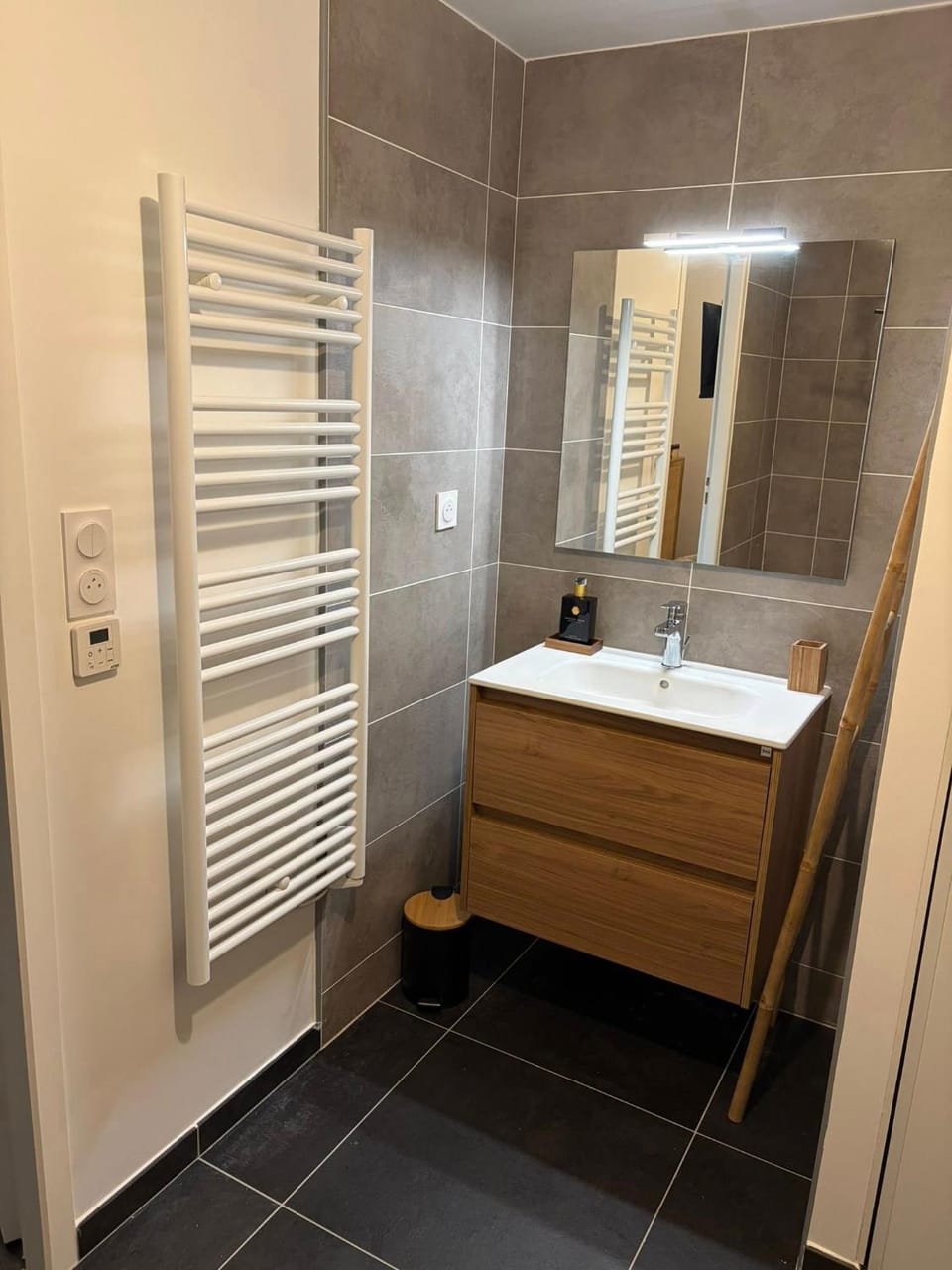 Bathroom, internet