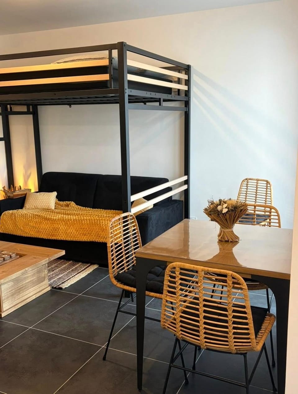 Bed, Night, Living room, Seating area, Dining area, Meals, bunk bed, internet
