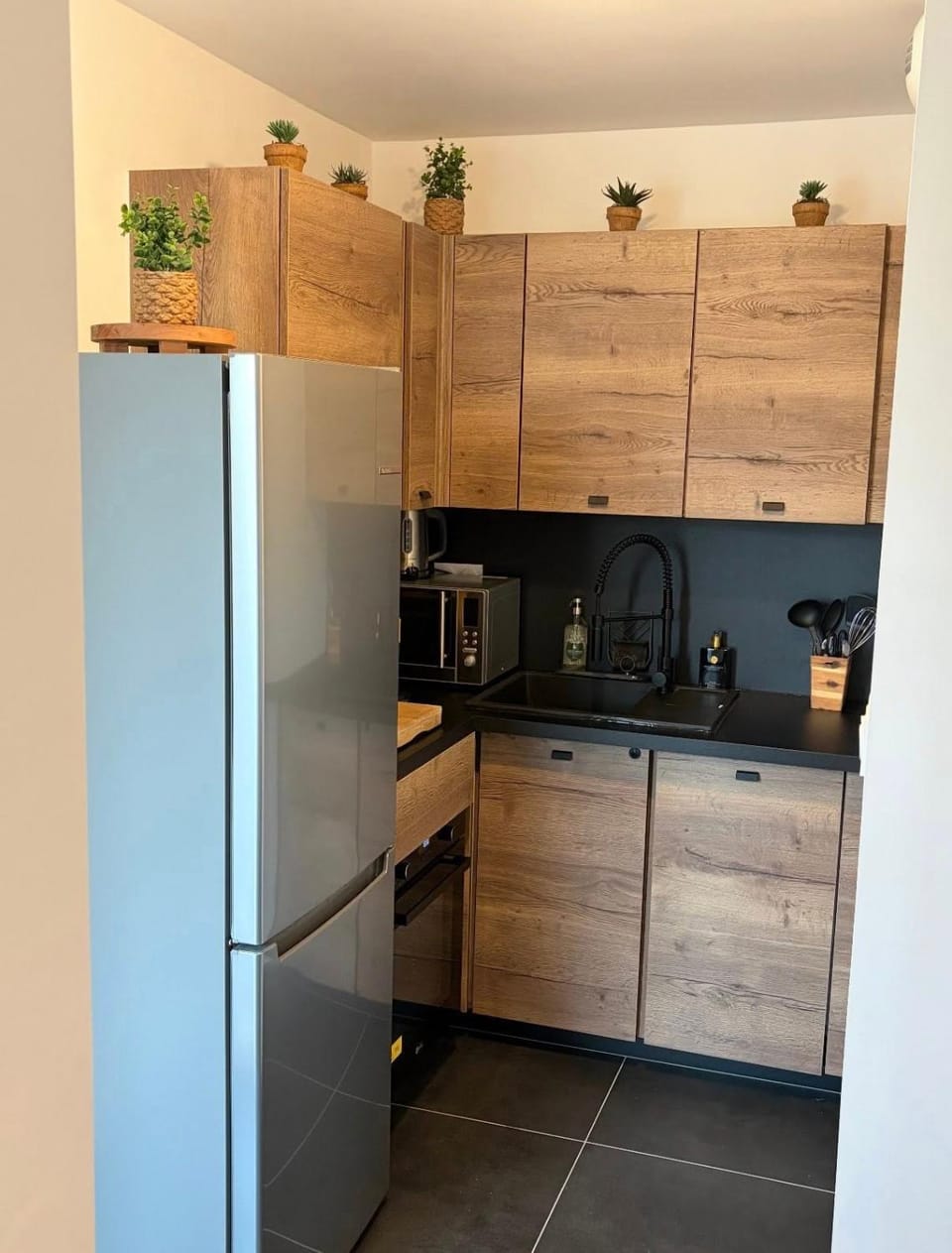 Coffee/tea facilities, dishwasher, internet, microwave, oven, stove, kitchen