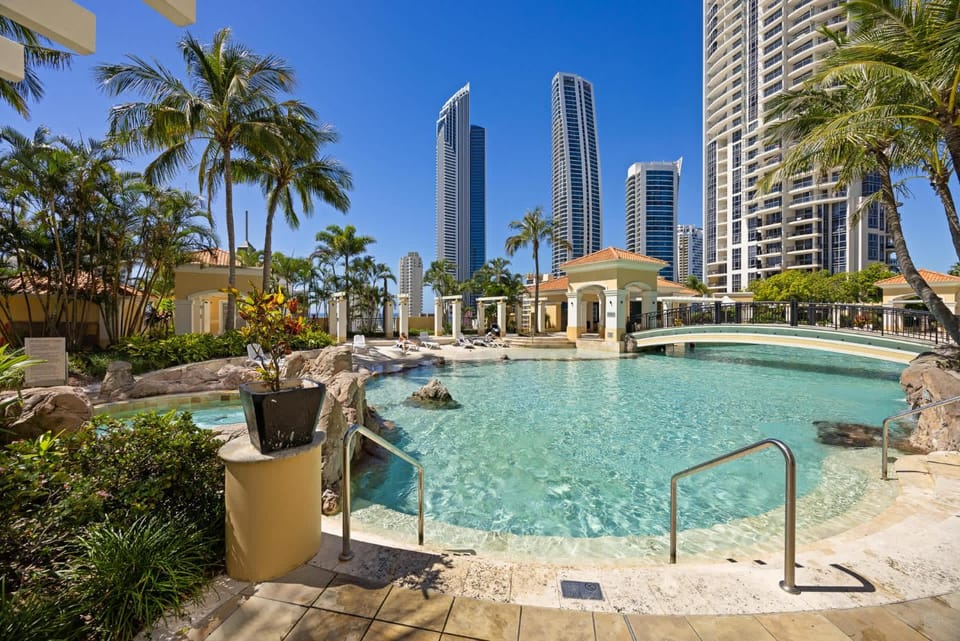 Property building, Nearby landmark, Day, City view, Pool view, Swimming pool, Swimming pool, sunbed