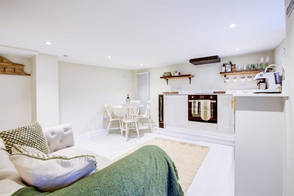 Dining area, kitchen