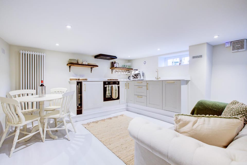Dining area, kitchen