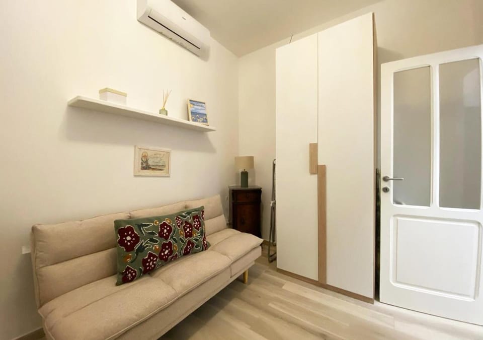 Photo of the whole room, Bedroom, wardrobe, air conditioner