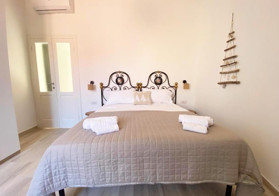 Bed, Photo of the whole room, Bedroom, towels, air conditioner