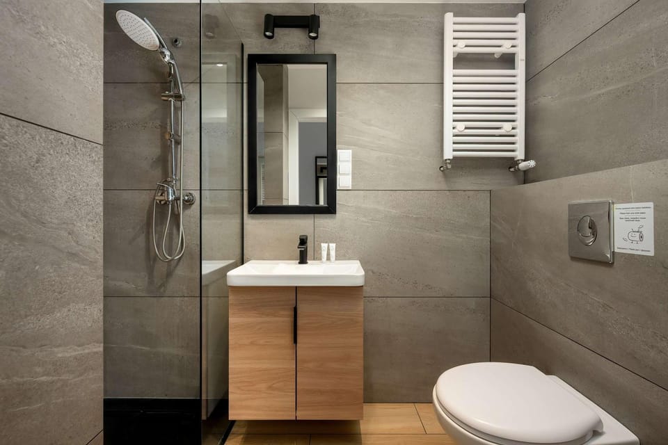 Shower, Toilet, Bathroom, towels