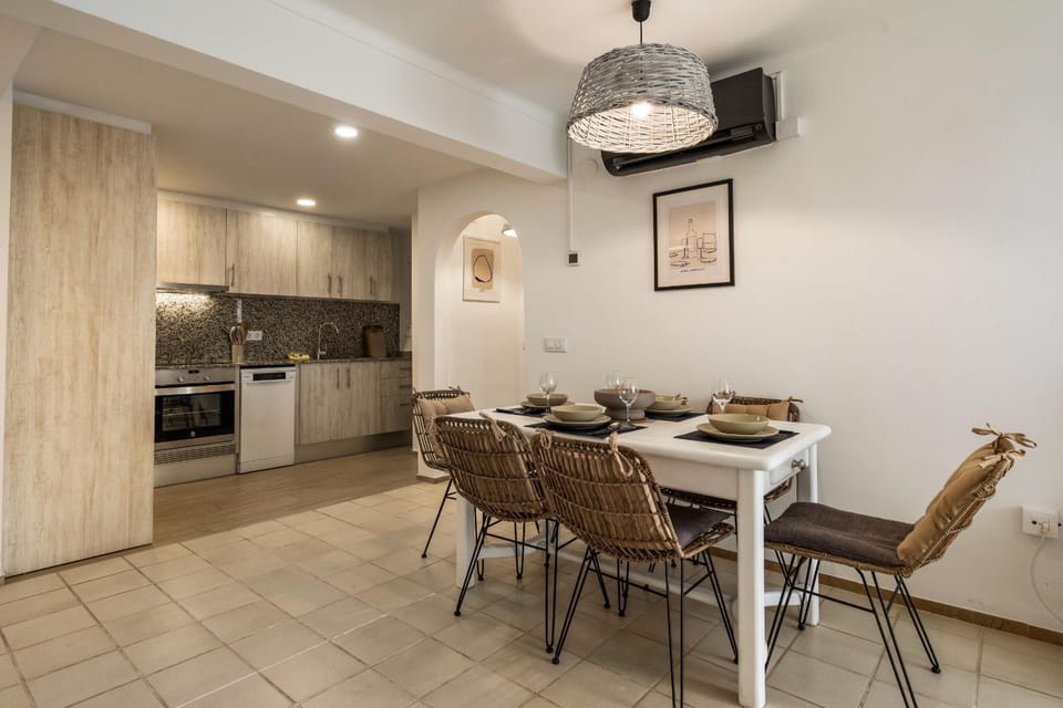 Kitchen or kitchenette, Dining area