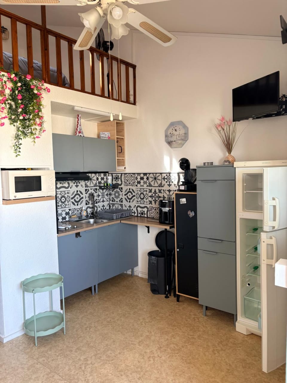 Kitchen or kitchenette, stove