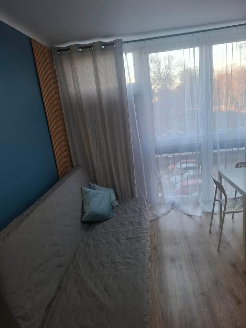 Photo of the whole room, Seating area