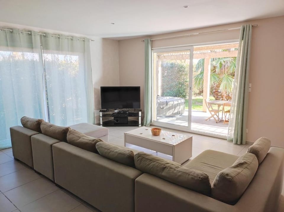 Villa f5 avec jacuzzi , plage à 800m Villa in Occitanie