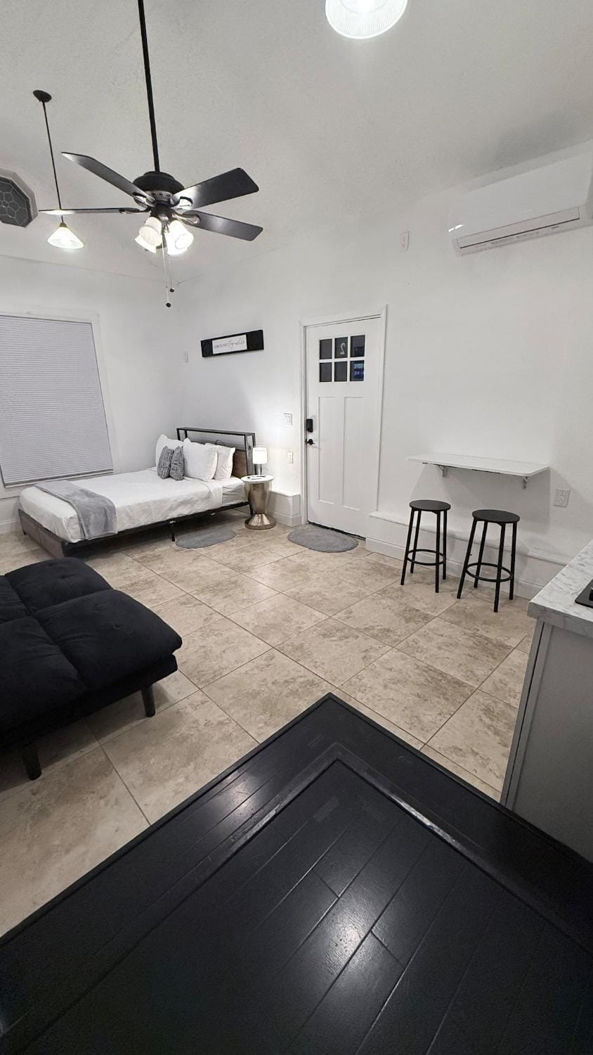 Private Queen Suite in Prime Downtown Location Apartment in Ocala