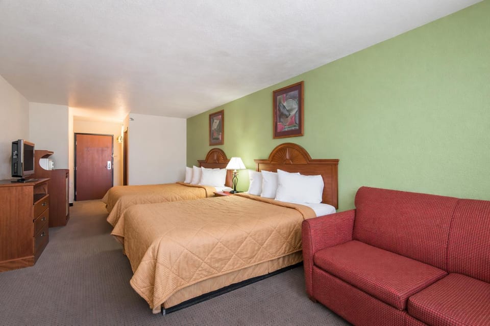 Photo of the whole room, Seating area, Bedroom