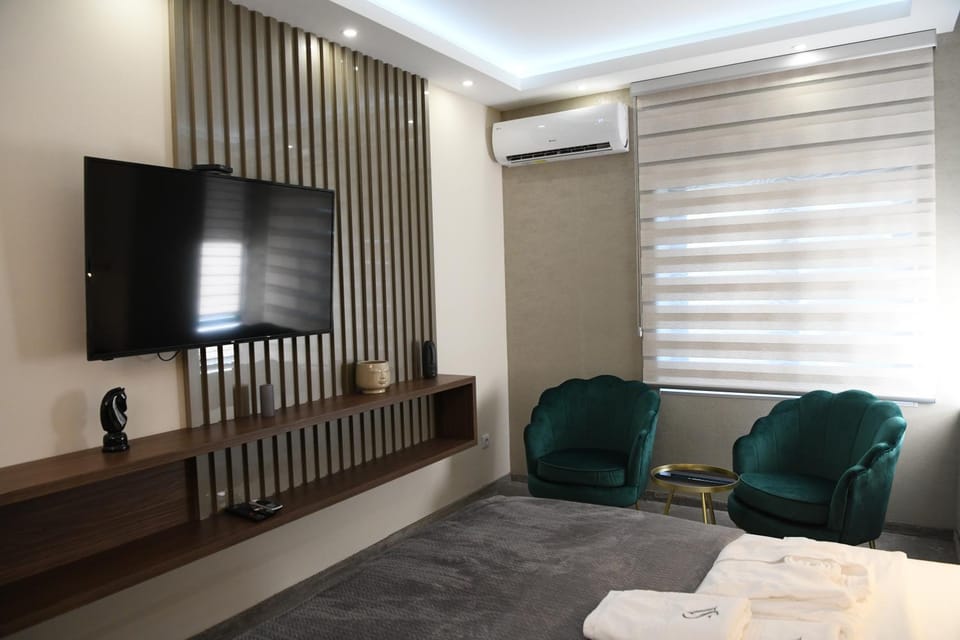 Bed, TV and multimedia, Seating area, Bedroom