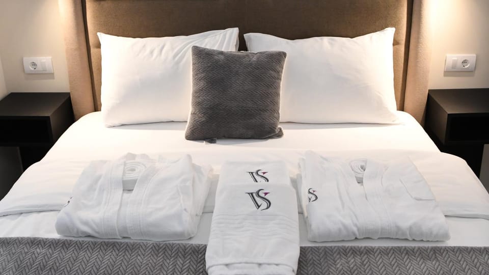 Bed, towels