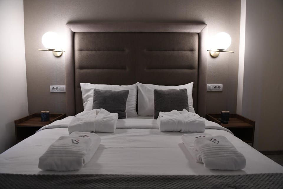 Bed, towels