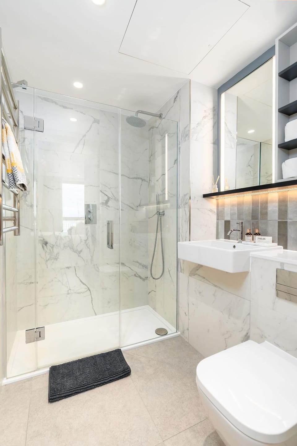 Shower, Toilet, Bathroom, towels