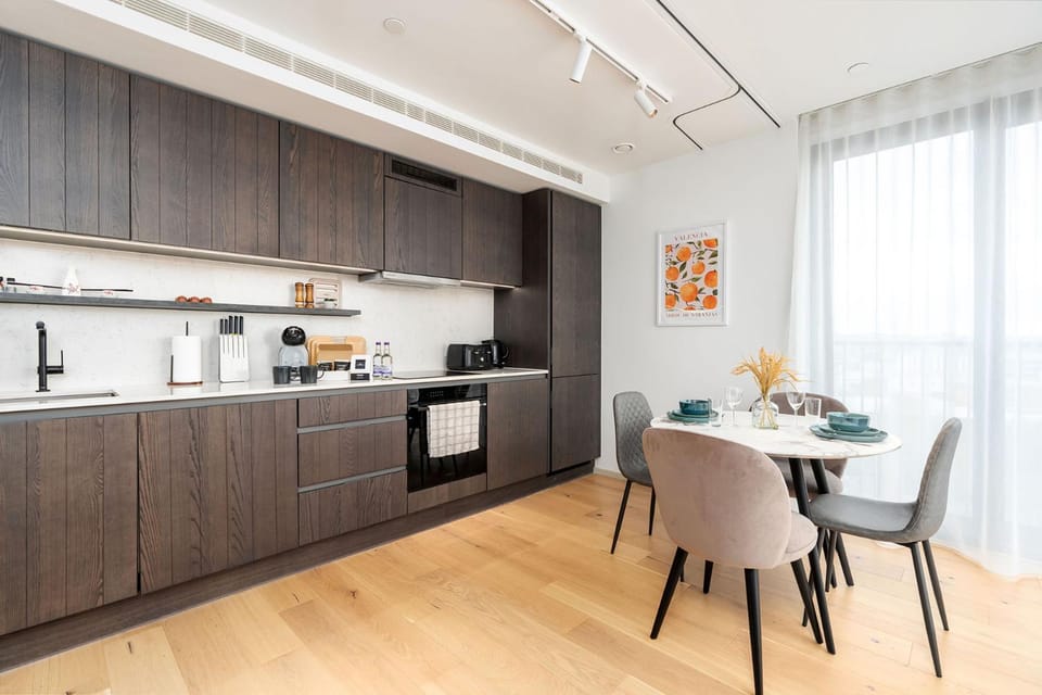 Coffee/tea facilities, Kitchen or kitchenette, Dining area, oven, stove, toaster