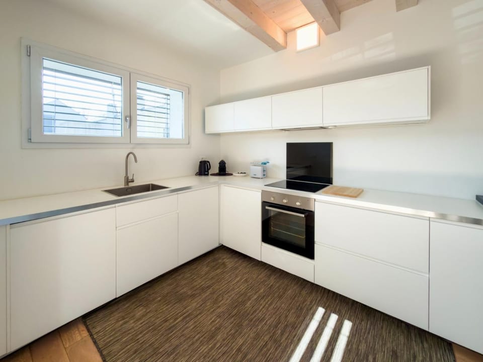 Coffee/tea facilities, Kitchen or kitchenette, dishwasher, oven, stove