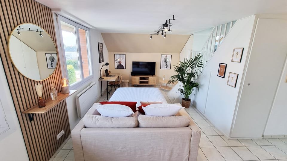 Bed, TV and multimedia, Living room, Seating area
