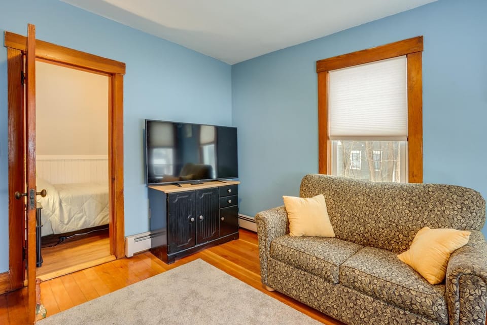 9 Mi to Wachusett Mtn! Family Base w/ Porch House in Leominster
