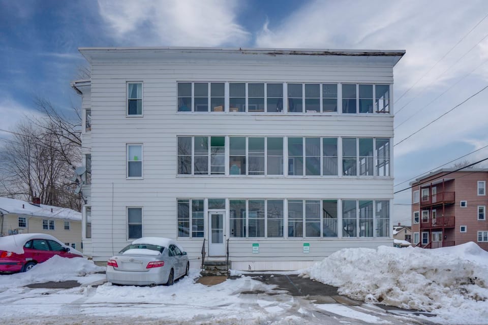9 Mi to Wachusett Mtn! Family Base w/ Porch House in Leominster