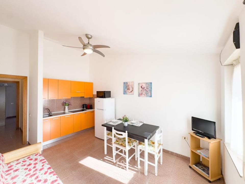 TV and multimedia, Dining area, microwave, kitchen
