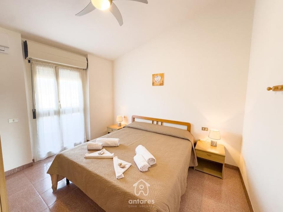 Bed, Bedroom, towels, air conditioner