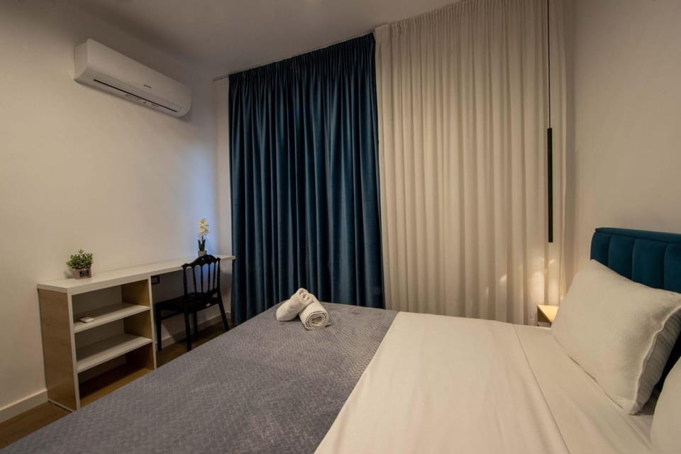 Bed, Photo of the whole room, Bedroom, air conditioner
