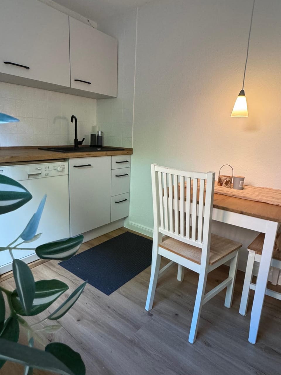 Kitchen or kitchenette, Dining area