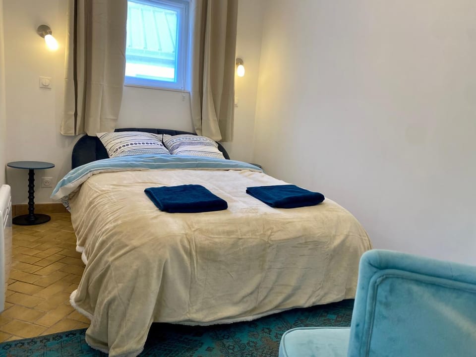 Bed, towels