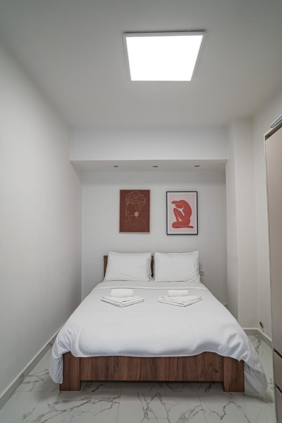 Bed, Photo of the whole room, Decorative detail, Bedroom, towels