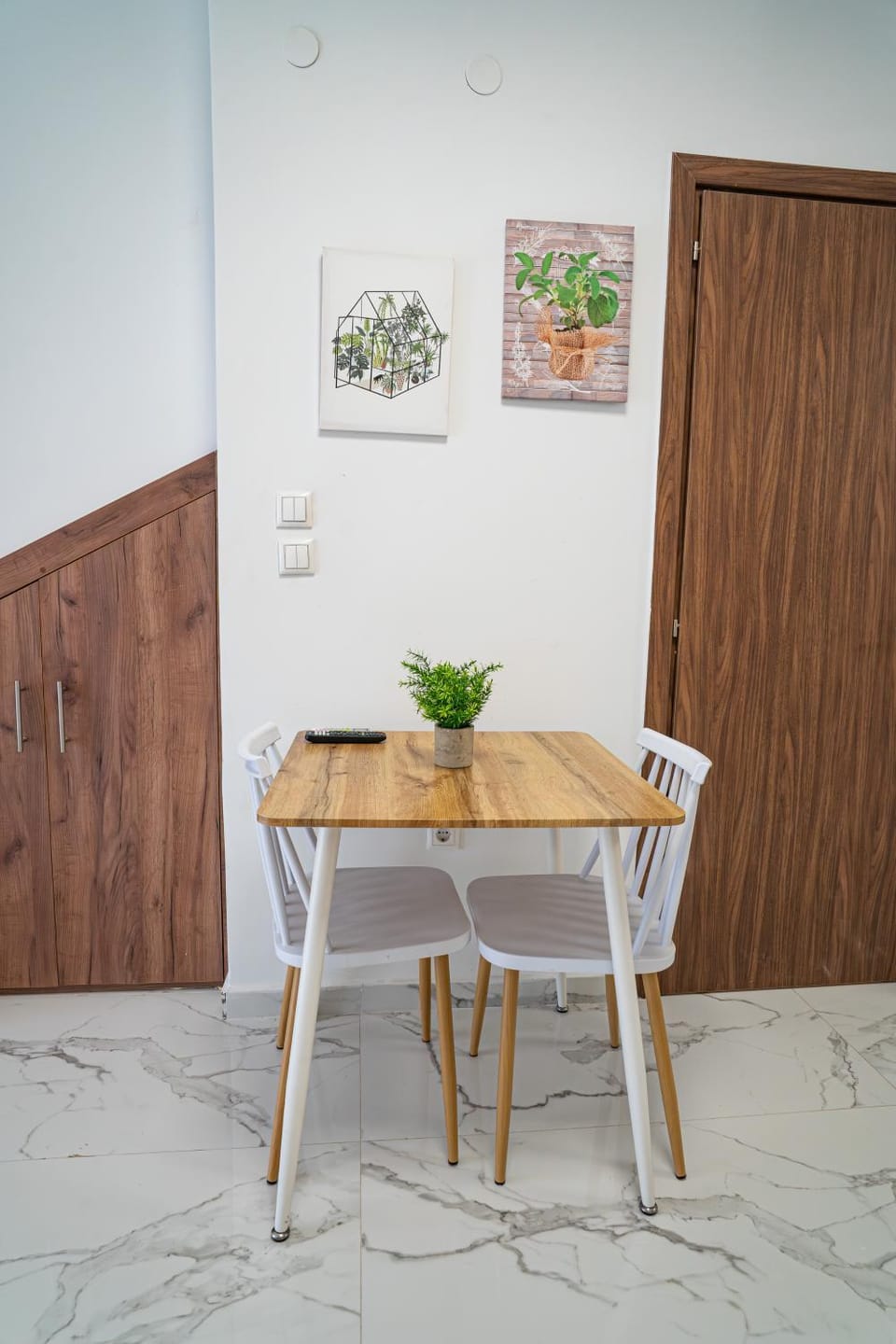 Photo of the whole room, Decorative detail, Seating area, Dining area, storage