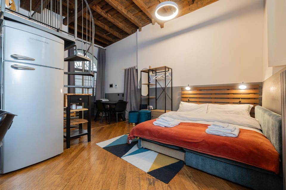 Bed, Photo of the whole room, Decorative detail, Bedroom, heating, towels