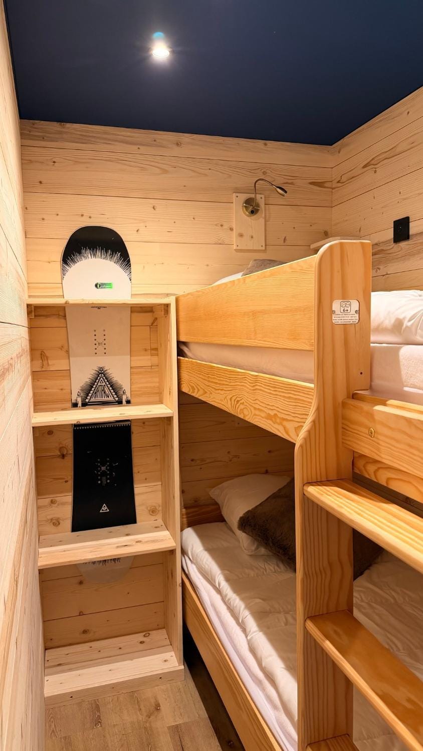 Bedroom, bunk bed