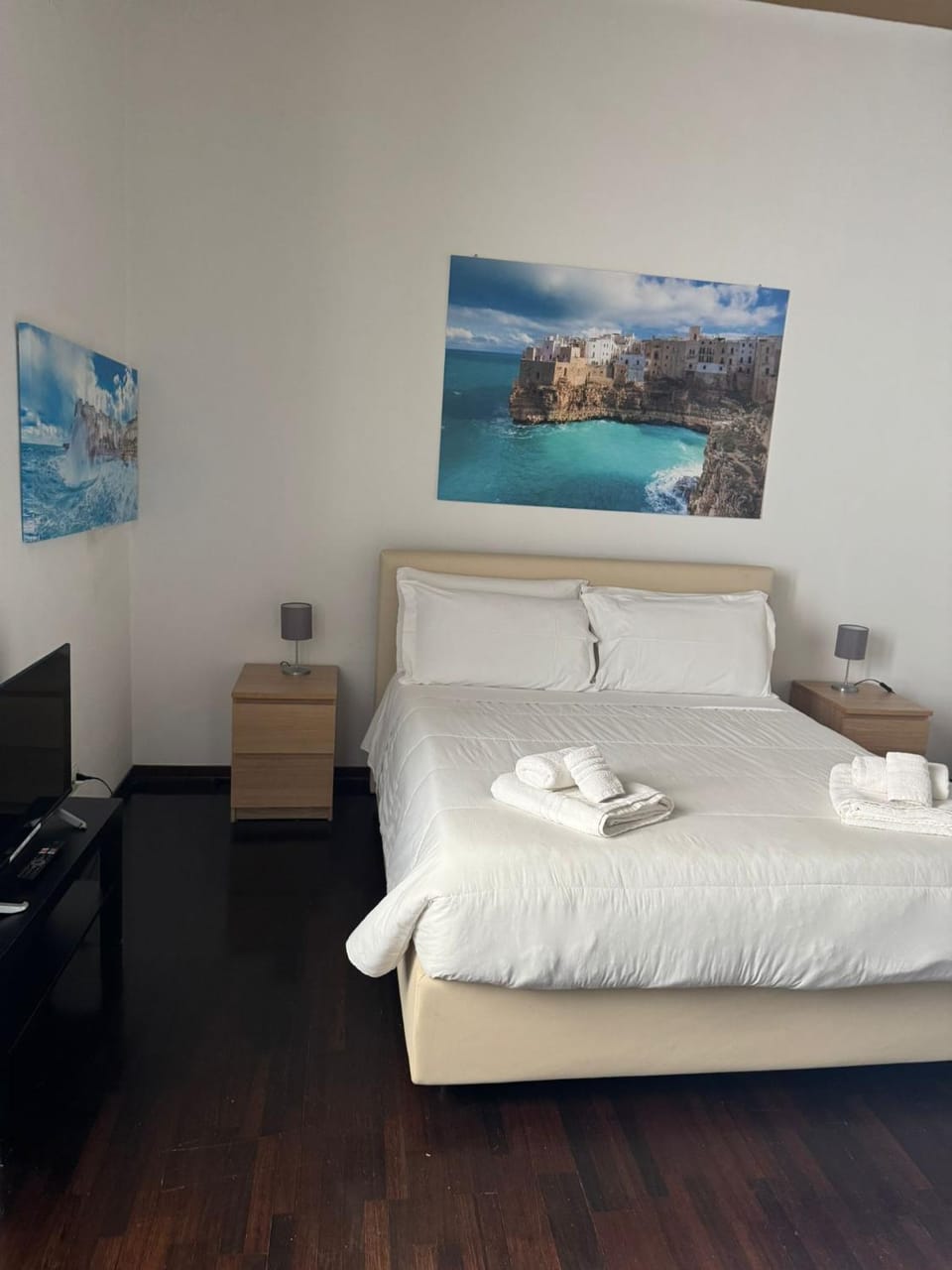 Bed, TV and multimedia, Photo of the whole room, Bedroom, towels