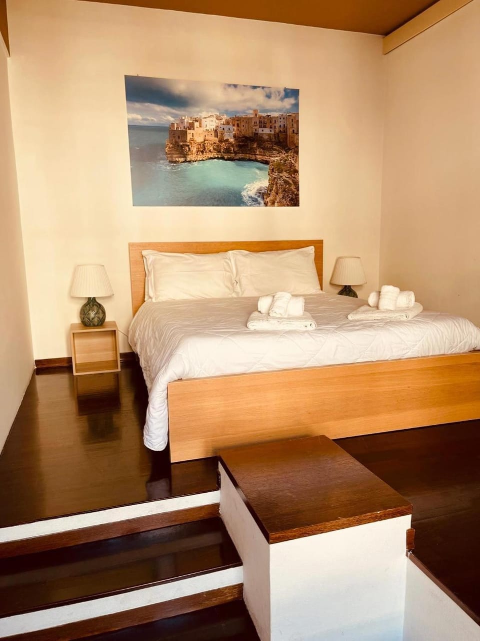 Bed, Bedroom, towels