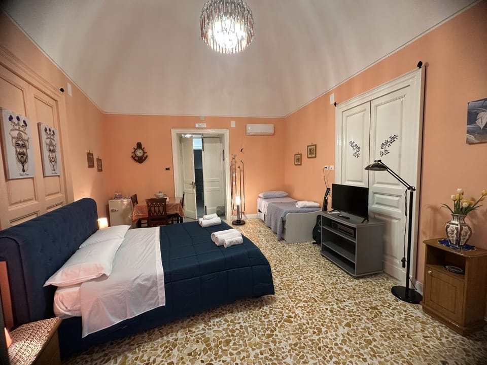 Bed, TV and multimedia, Kitchen or kitchenette, Photo of the whole room, Bedroom, towels, air conditioner