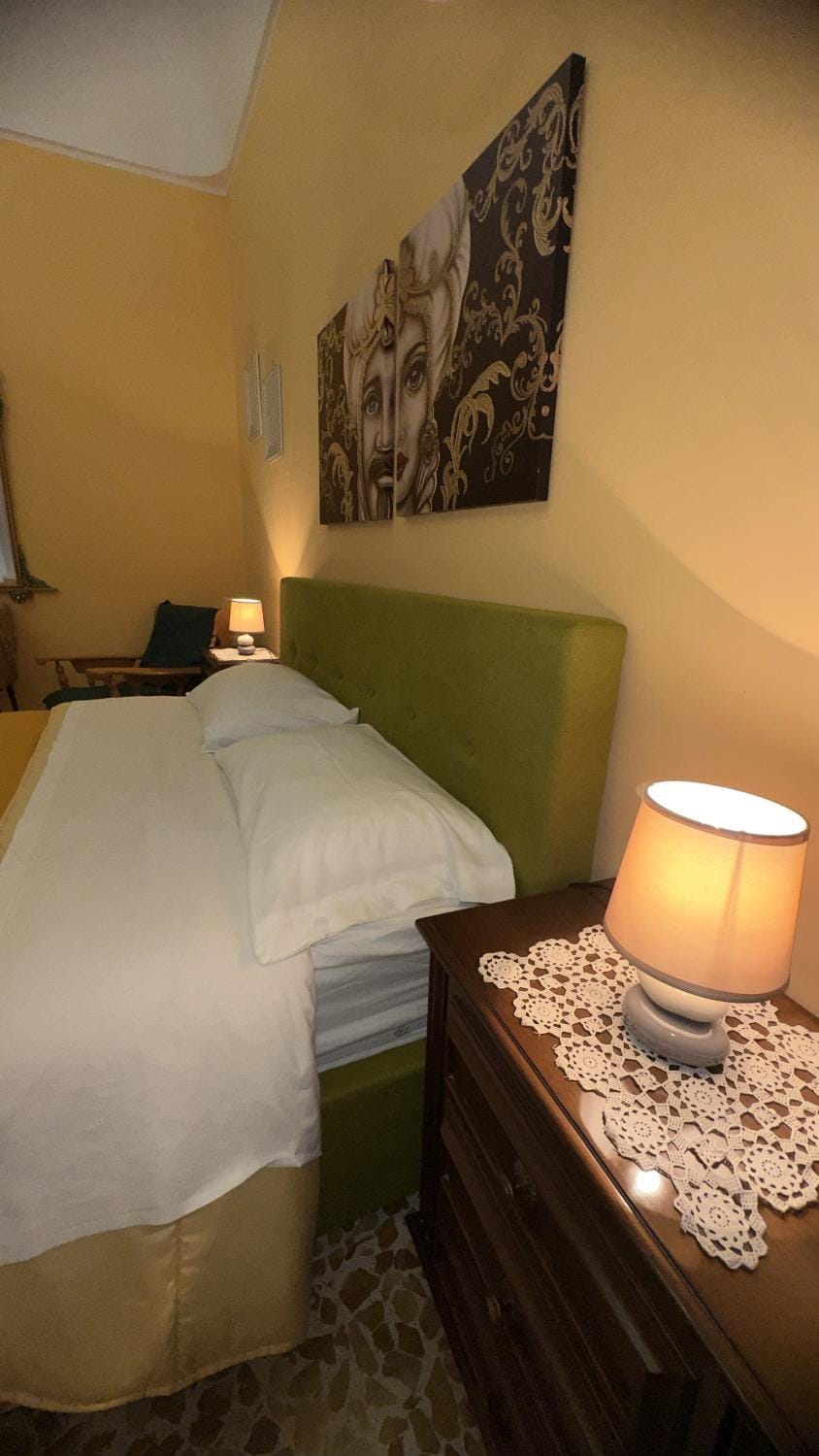 Photo of the whole room, Bedroom