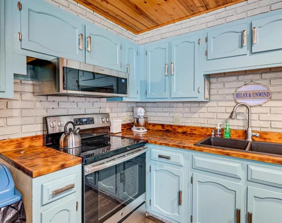 Kitchen or kitchenette, kitchen