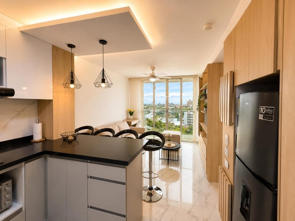 Kitchen or kitchenette, minibar