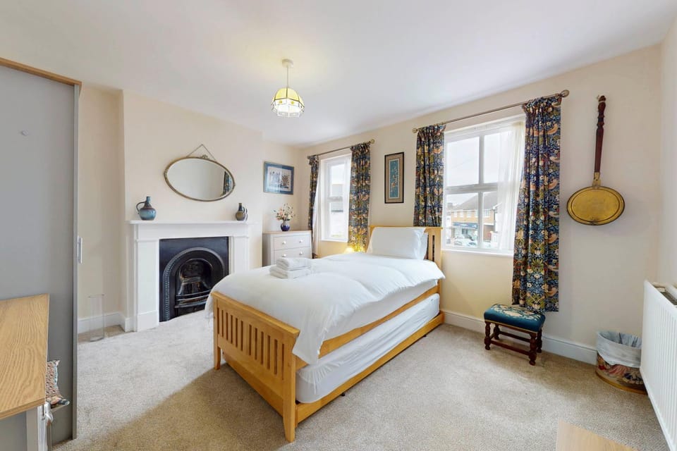 Chic 2BR with Private Backyard Near Loughton Tube Apartment in London