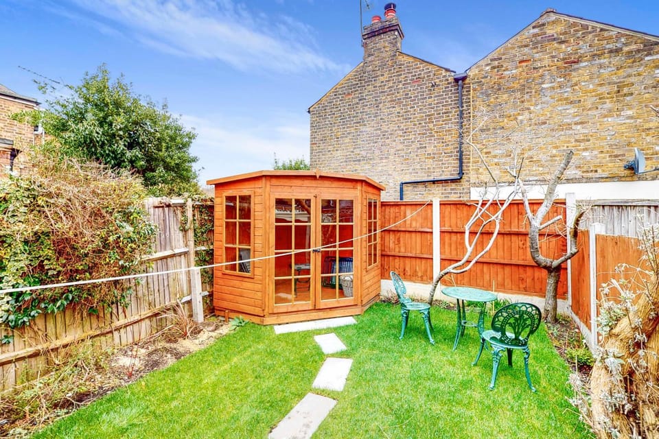 Chic 2BR with Private Backyard Near Loughton Tube Apartment in London
