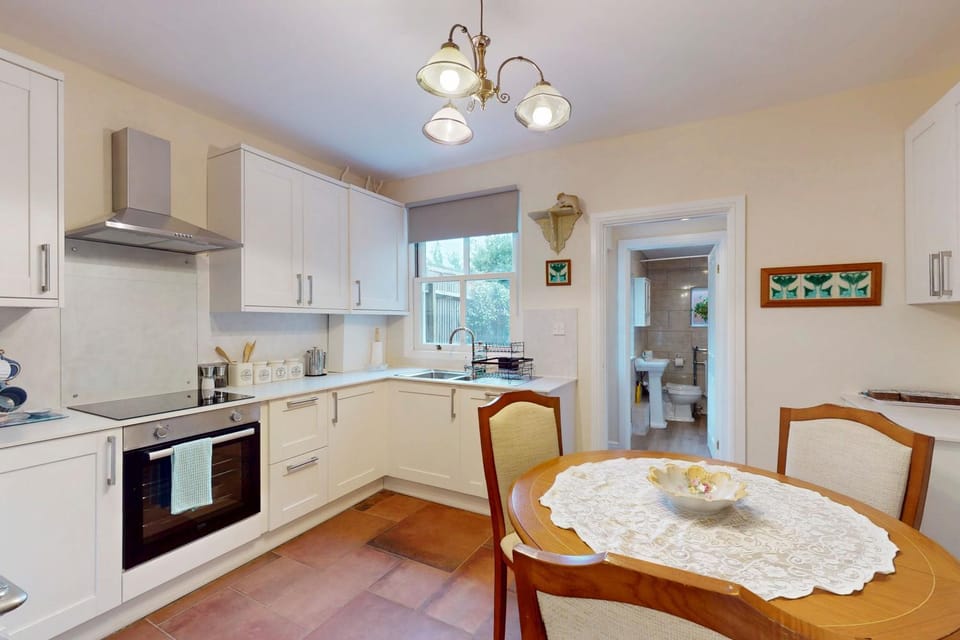 Chic 2BR with Private Backyard Near Loughton Tube Apartment in London