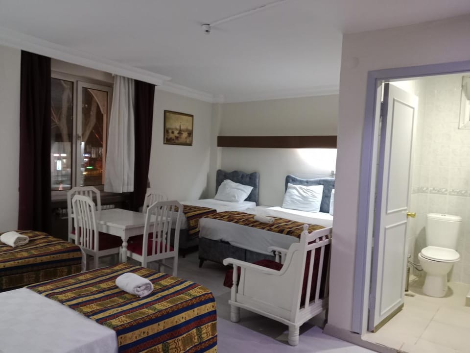 Photo of the whole room, Bedroom, Family