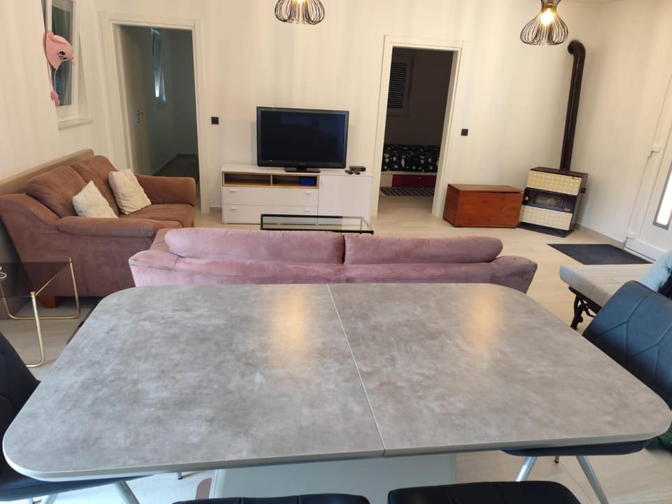 TV and multimedia, Living room, Seating area, Evening entertainment