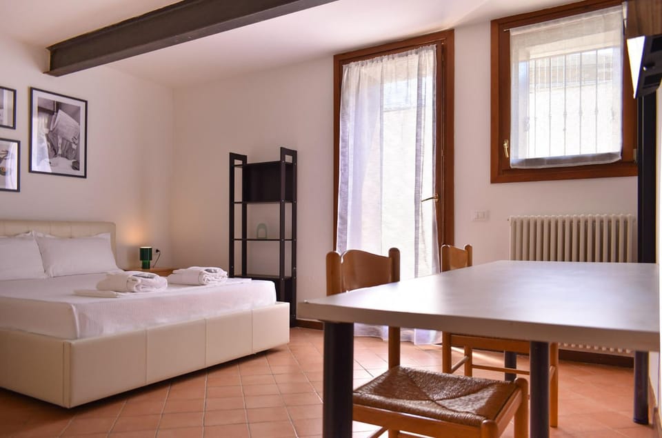 Bed, TV and multimedia, Bedroom, towels