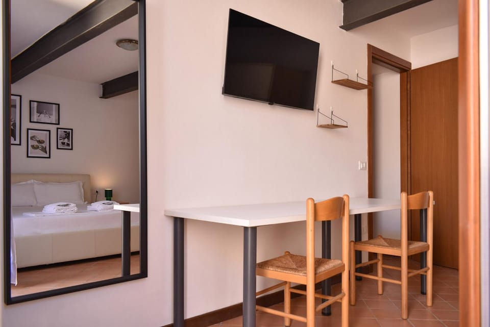 Bed, TV and multimedia, Decorative detail, Bedroom
